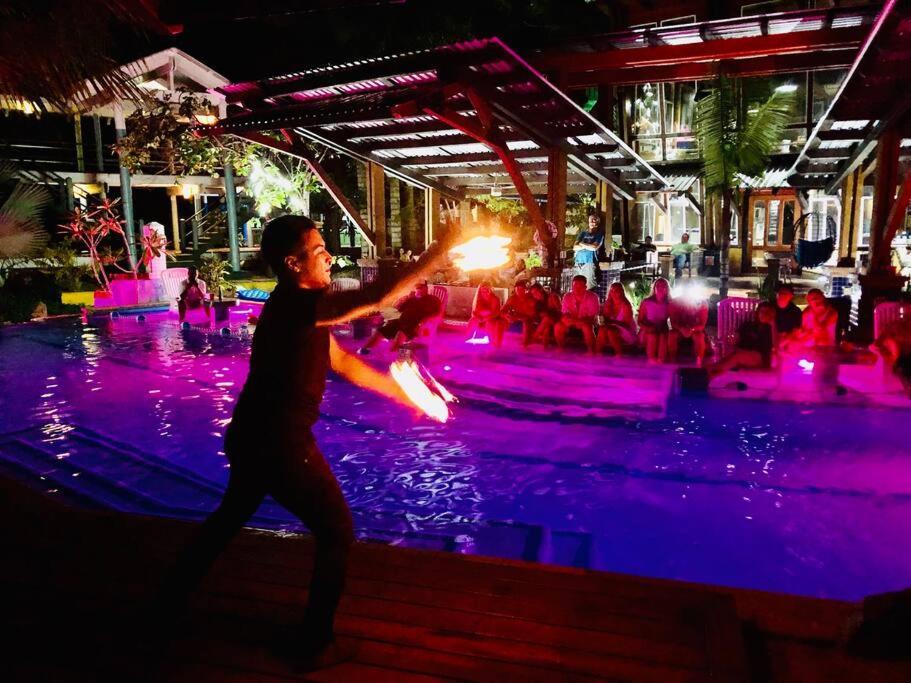 The Dock Resort Over Water Retreat 웨스트 엔드 외부 사진