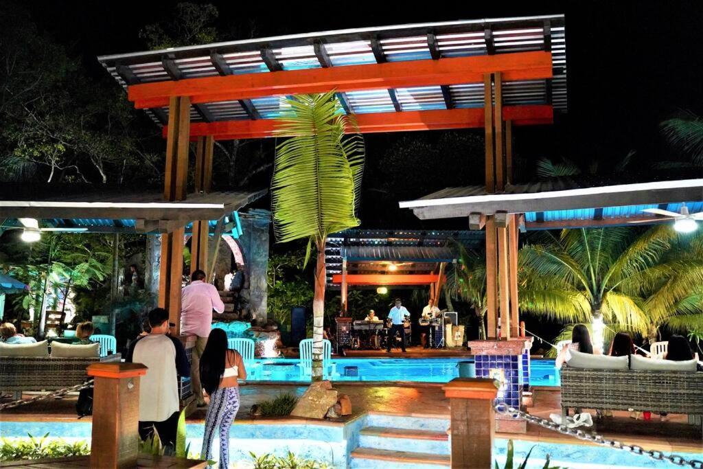 The Dock Resort Over Water Retreat 웨스트 엔드 외부 사진