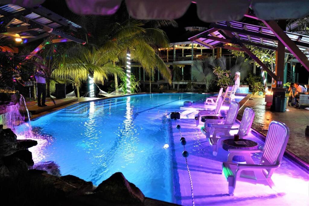 The Dock Resort Over Water Retreat 웨스트 엔드 외부 사진
