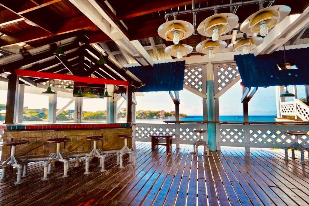 The Dock Resort Over Water Retreat 웨스트 엔드 외부 사진